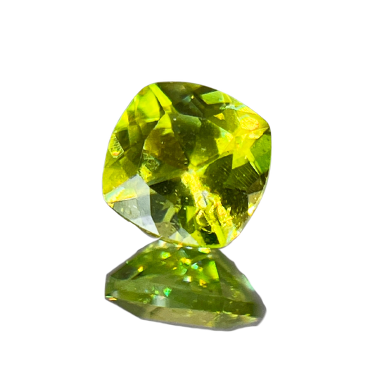 「Aurora Dew-オーロラのしずく-」
スフェーン/0.39ct/クッション/ロシア