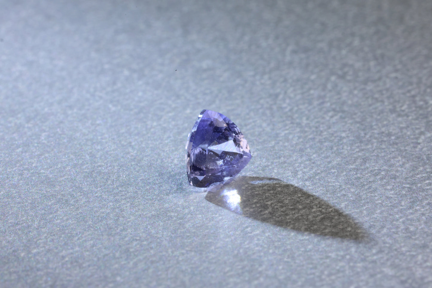 「水すみれ」クリア×ブルーサファイア/ 0.44ct/トリリアント/マダガスカル