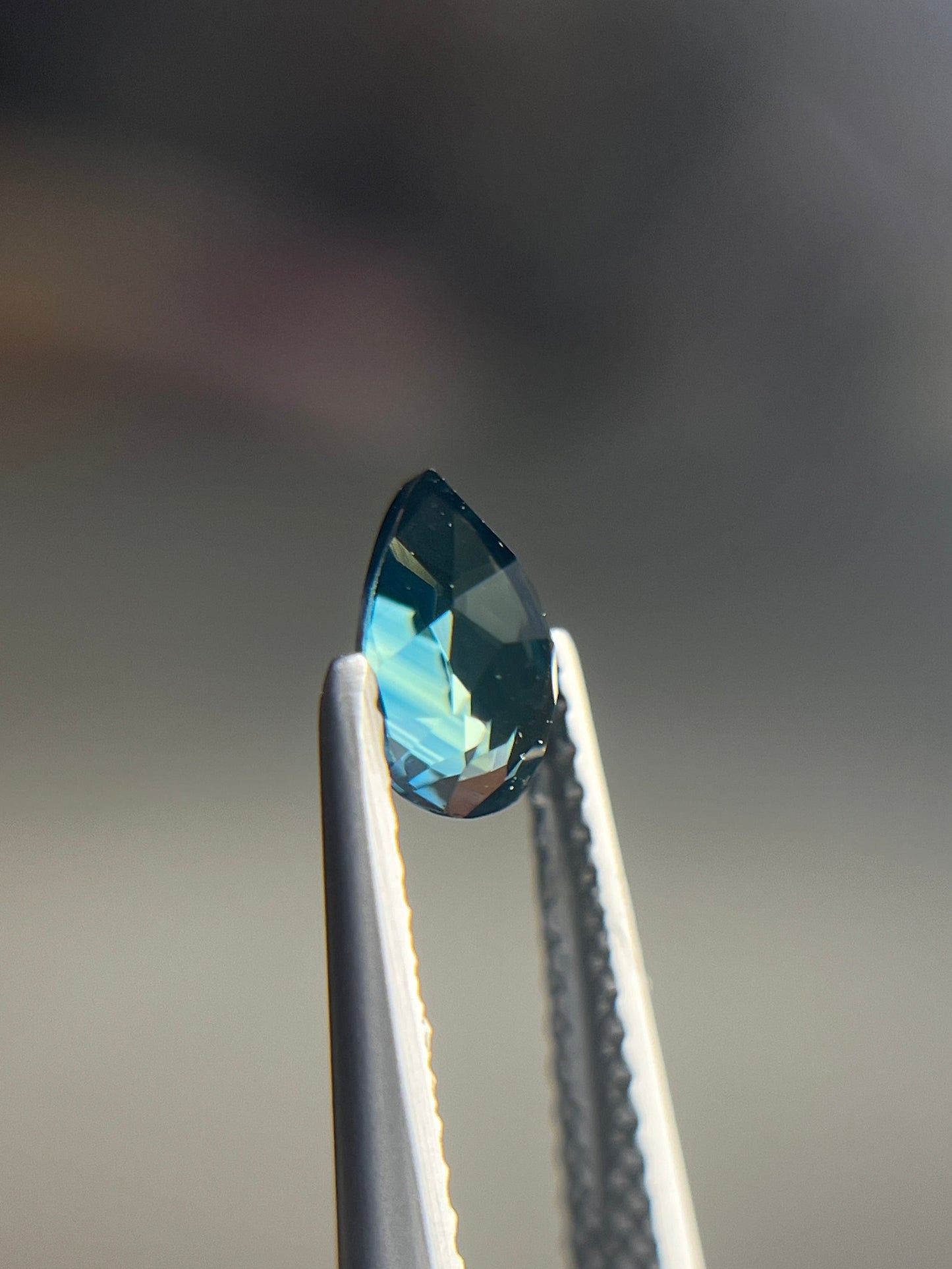 「真夜中」ブルーグリーンサファイア/0.76ct/ペアシェイプ/タイ（チャンタブリ・バンカチャ）