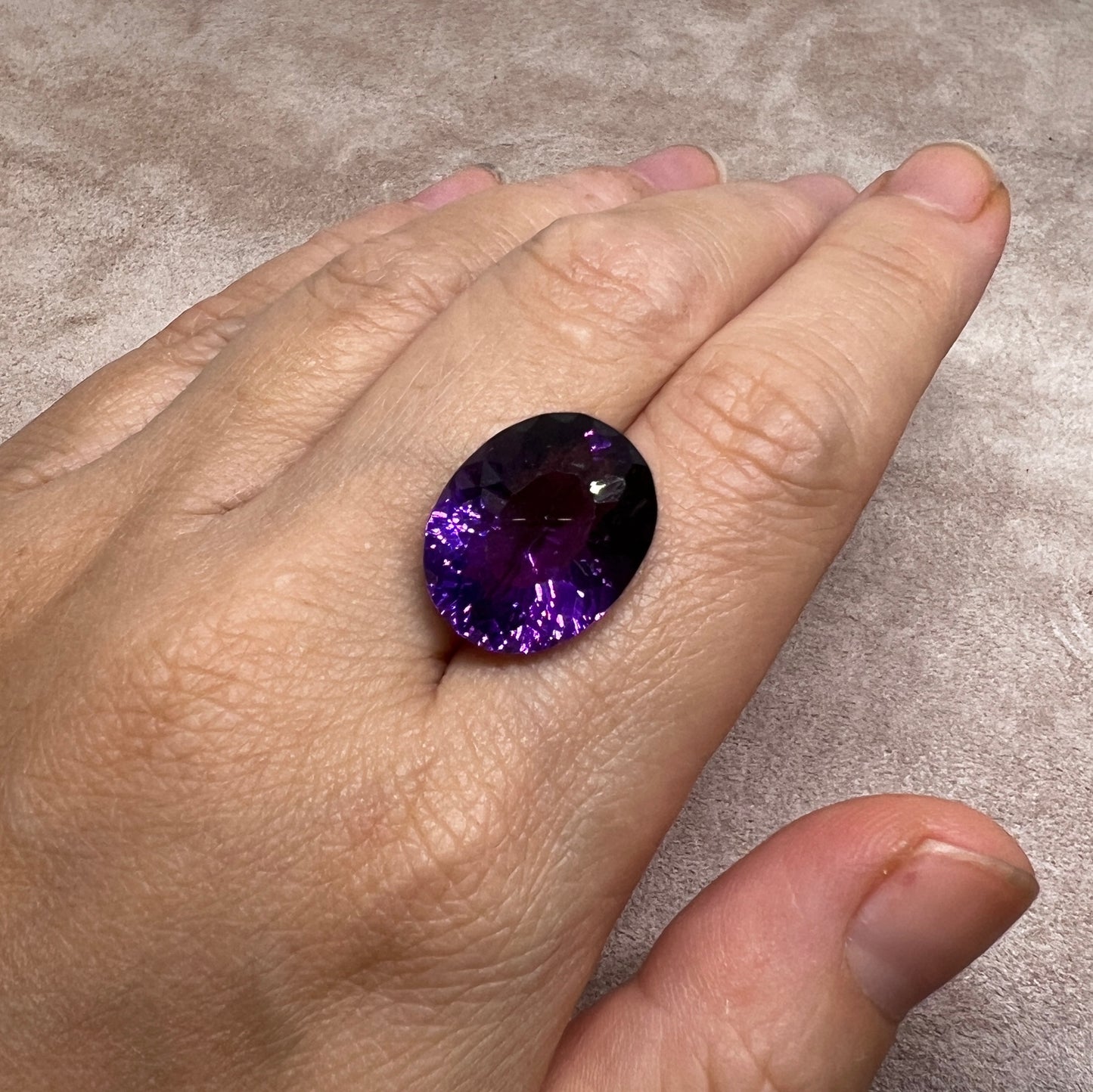 「濃紫の華文様」カラーシフトアメシスト/13.71ct/オーバル/ブラジル