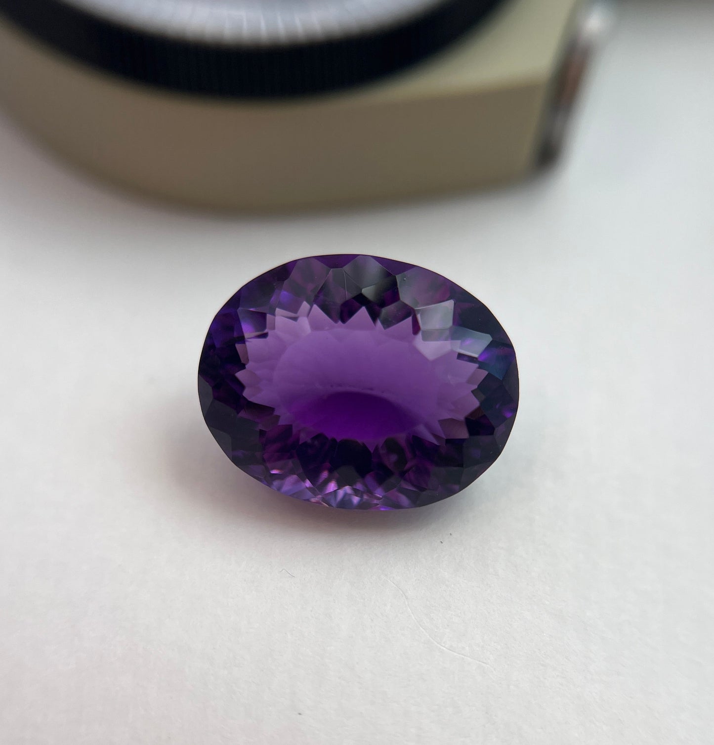 「濃紫の華文様」カラーシフトアメシスト/13.71ct/オーバル/ブラジル