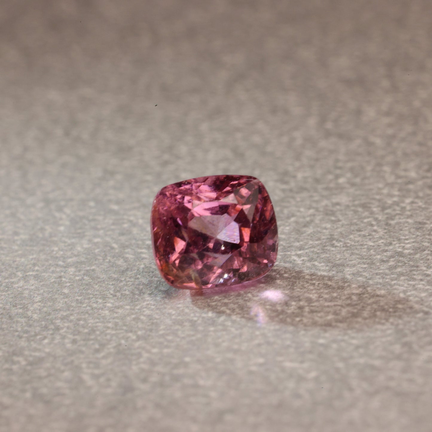 「PEACH MIX JUICE」ピーチピンクスピネル/0.71ct/クッション/ミャンマー産