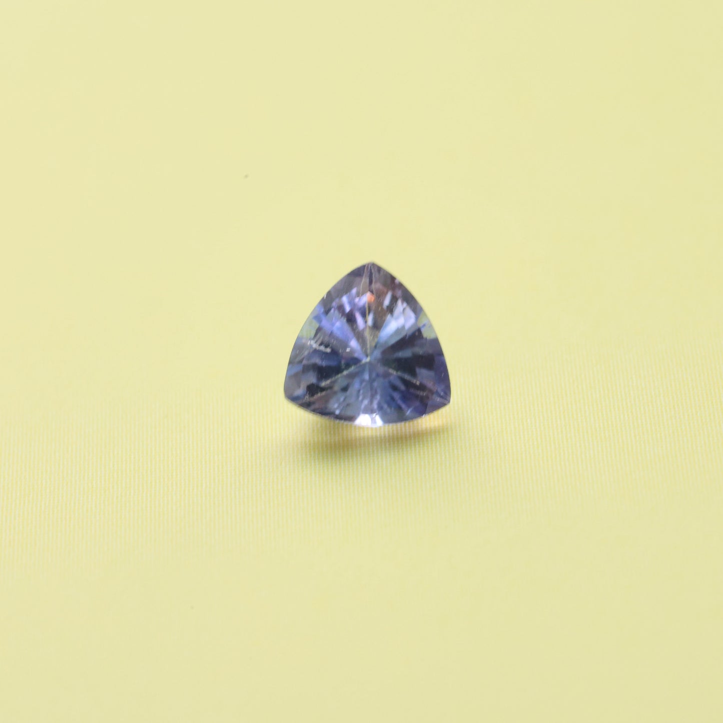 「水すみれ」クリア×ブルーサファイア/ 0.44ct/トリリアント/マダガスカル