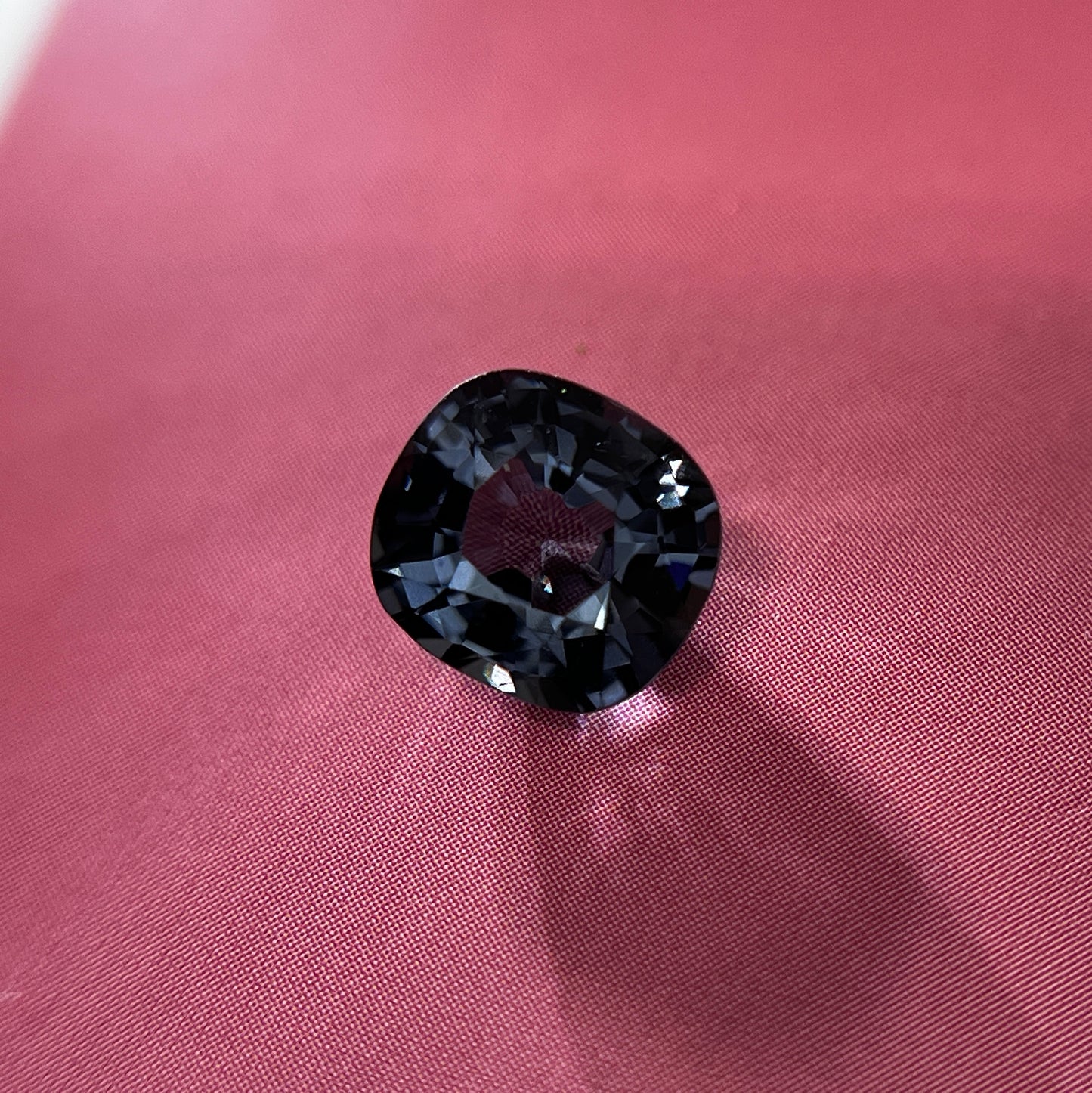 「Ink Gray」プラチナグレースピネル/1.77ct/クッション/ミャンマー