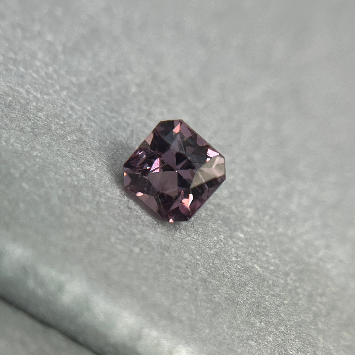 「葡萄染　えびぞめ」パープルスピネル/0.69ct/スクエア