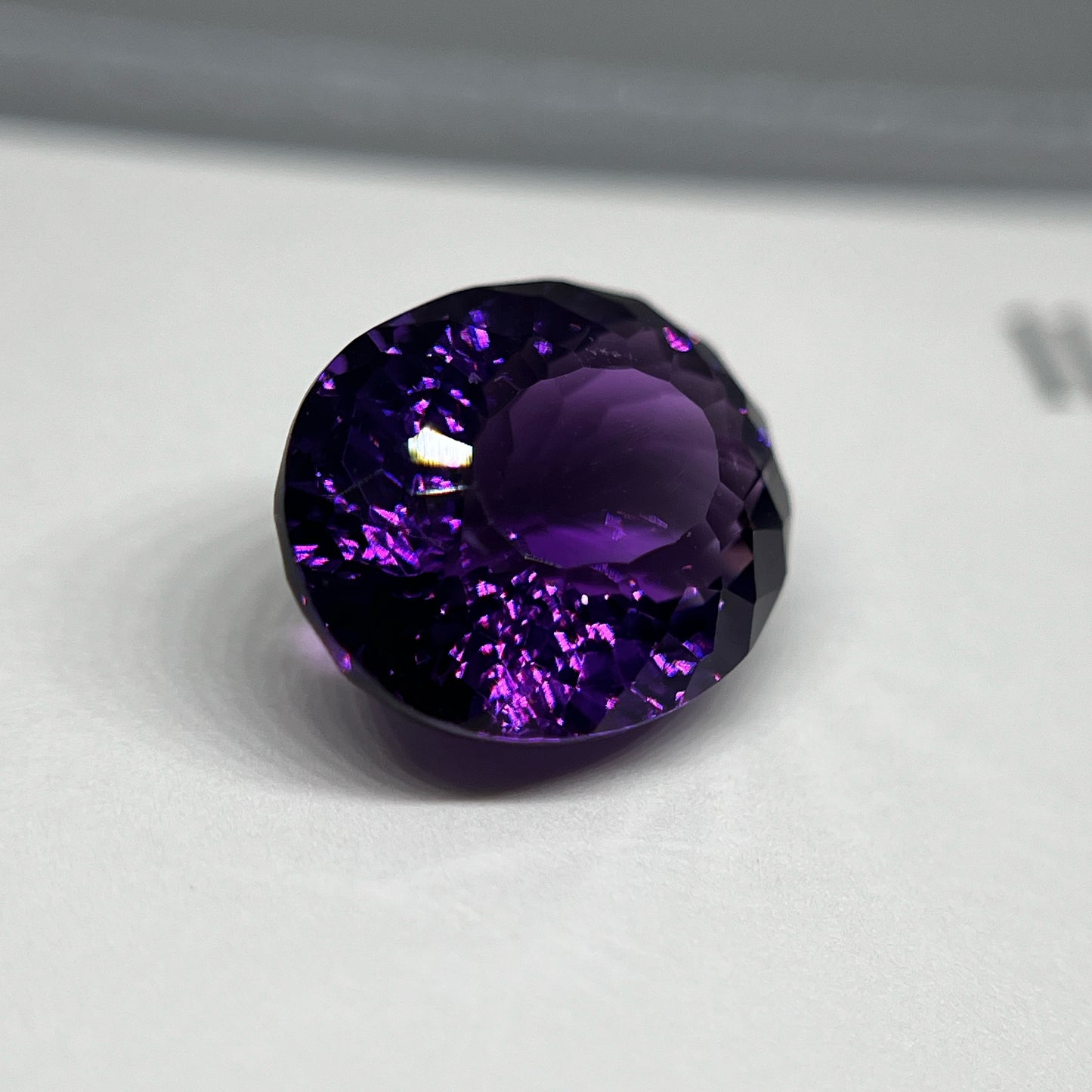 「濃紫の華文様」カラーシフトアメシスト/13.71ct/オーバル/ブラジル