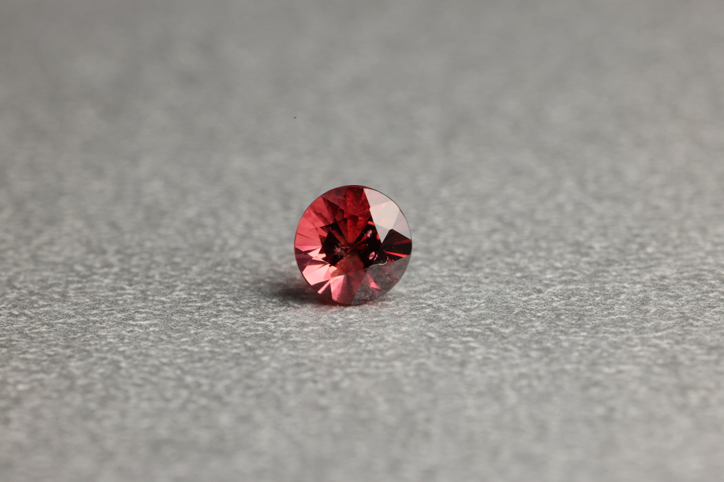 「帝緋色」レッドスピネル/0.32ct/ラウンド/ミャンマー産