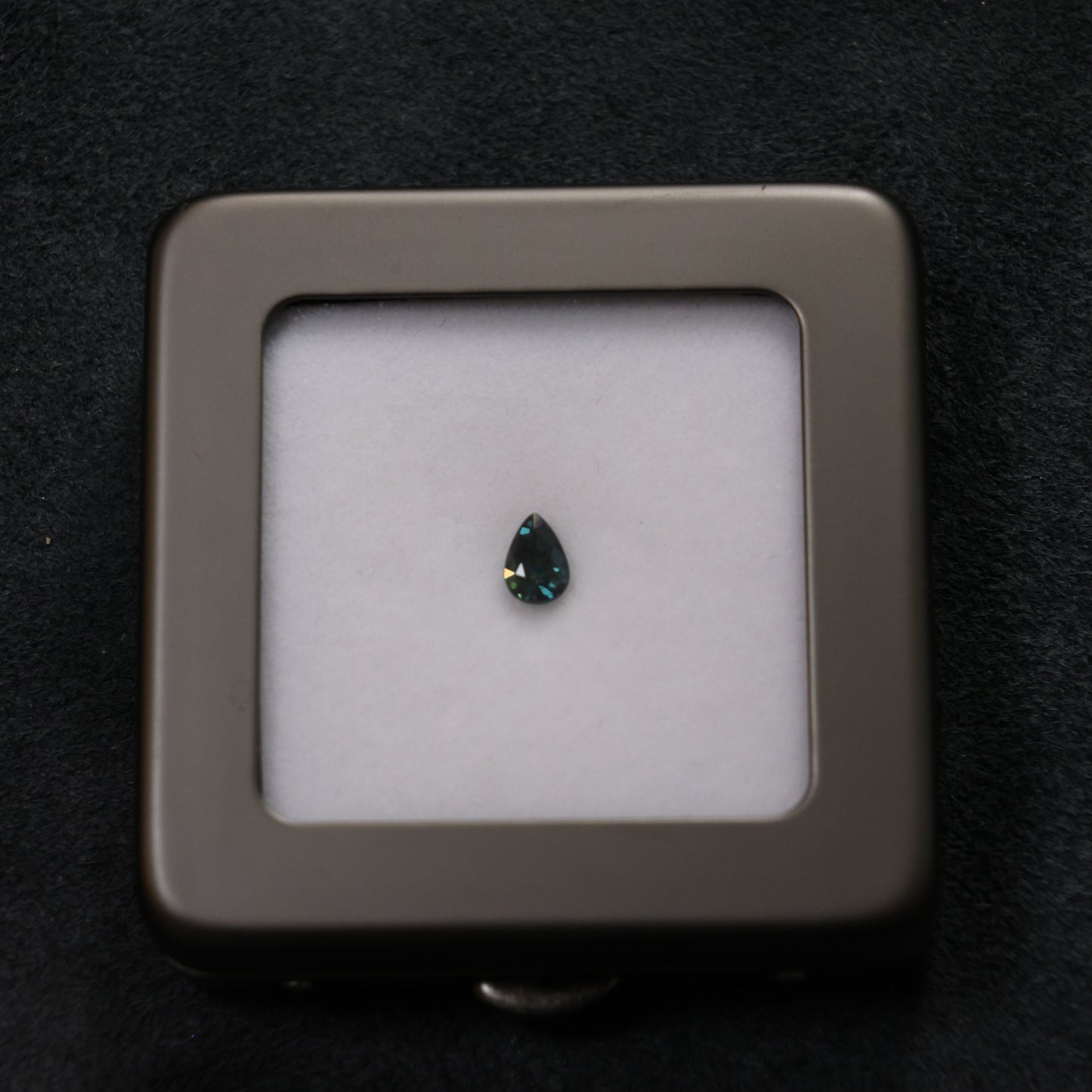 「真夜中」ブルーグリーンサファイア/0.76ct/ペアシェイプ/タイ（チャンタブリ・バンカチャ）