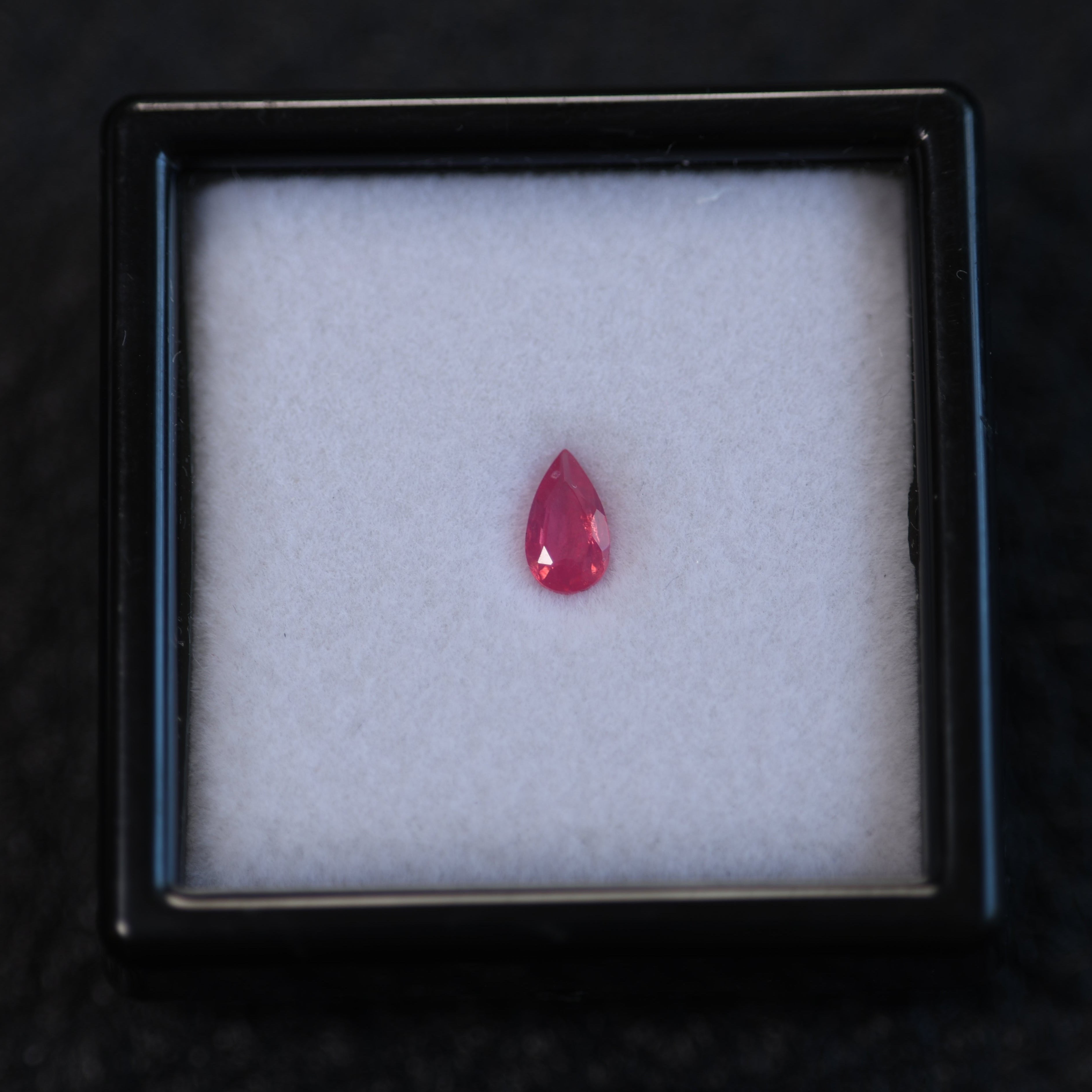 シルキーネオンピンクスピネル/0.48ct/ペアシェイプ/タンザニア