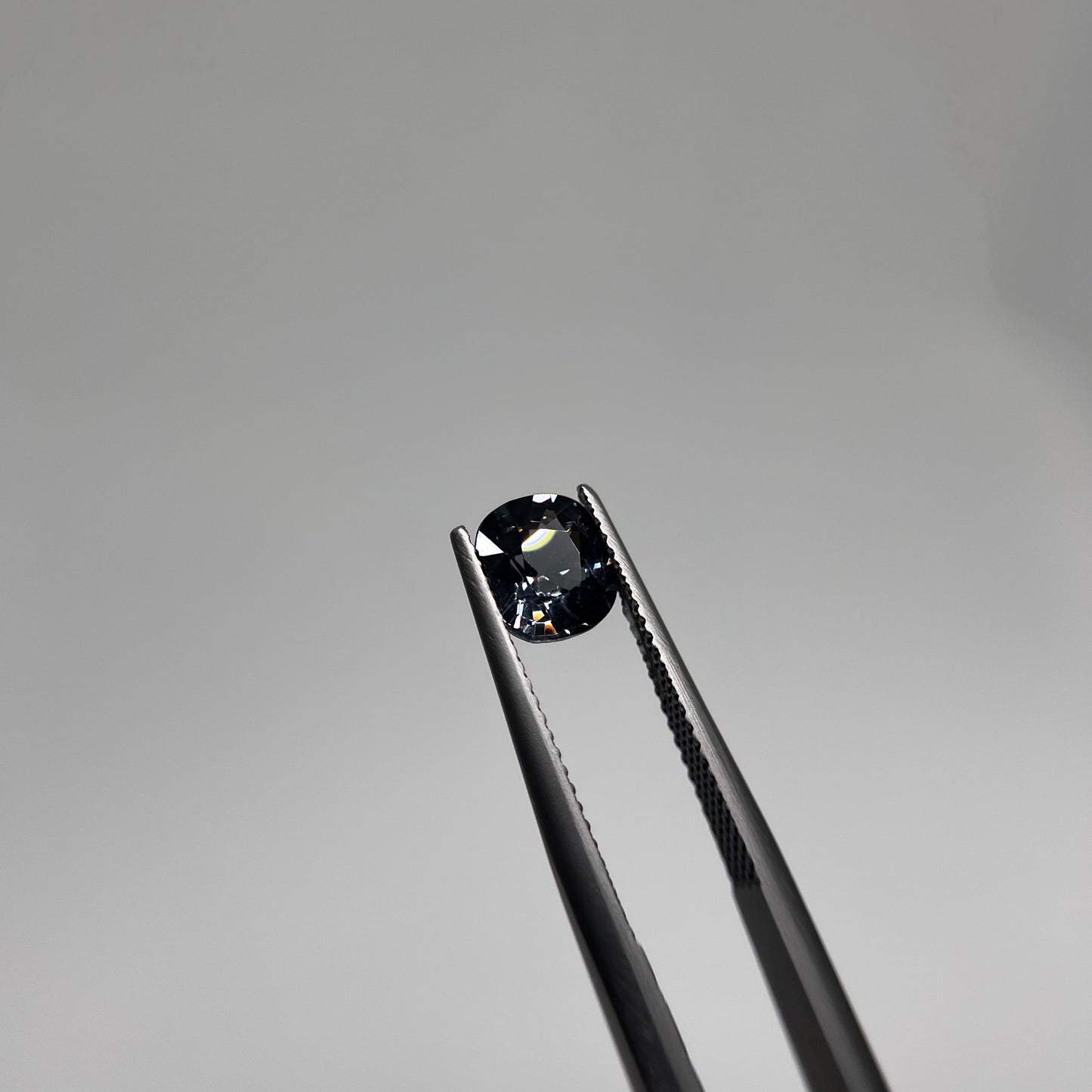 「Ink Gray」プラチナグレースピネル/1.77ct/クッション/ミャンマー