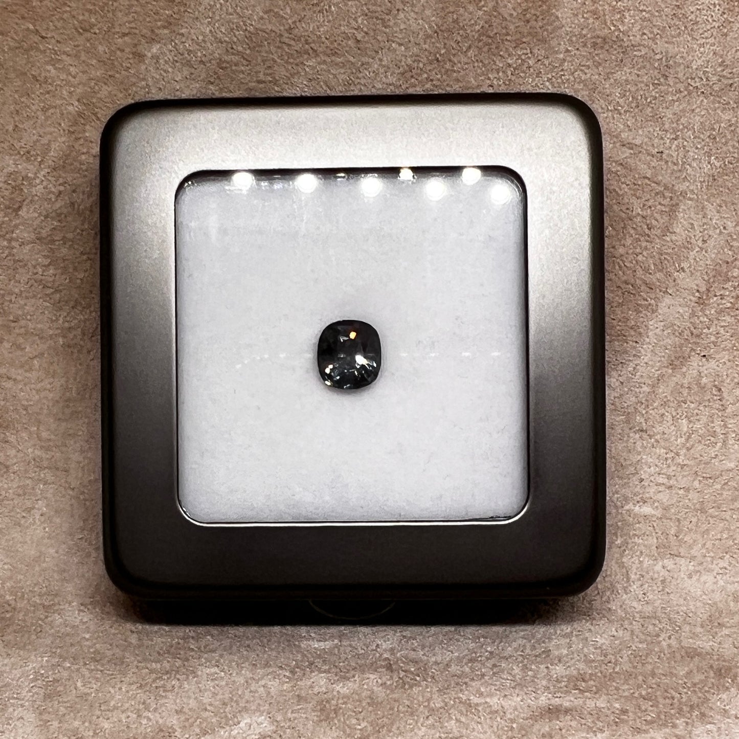 「Ink Gray」プラチナグレースピネル/1.77ct/クッション/ミャンマー