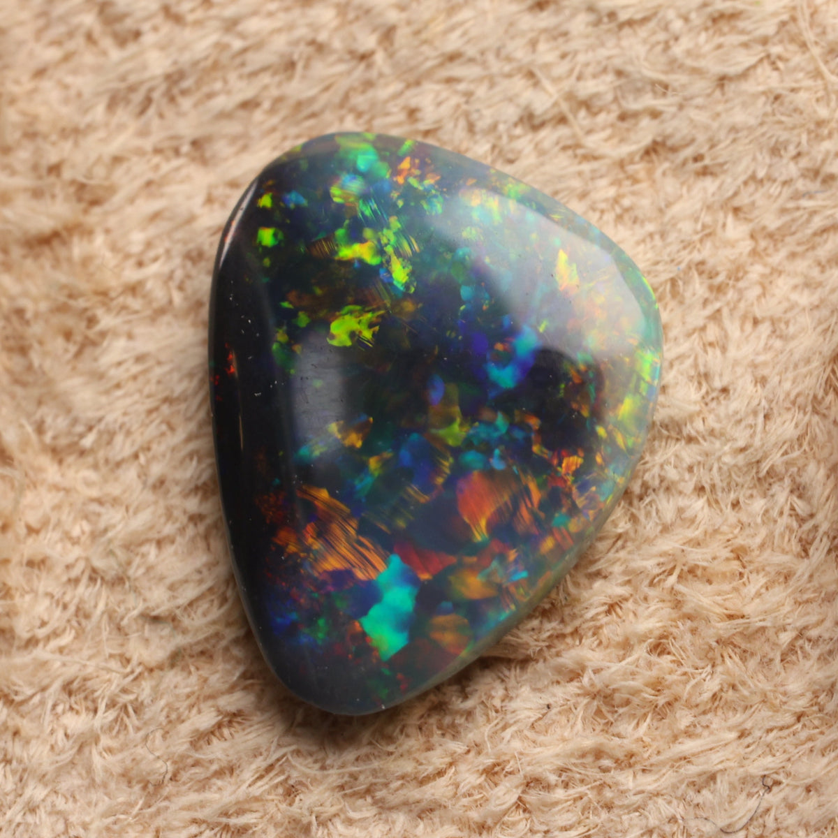 「Space Mosaic」ソリッドオパール/ 0.32ct/フリーシェイプ/ライトニングリッジ、オーストラリア