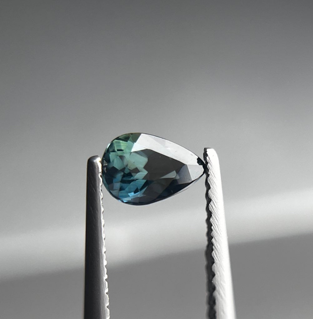 「真夜中」ブルーグリーンサファイア/0.76ct/ペアシェイプ/タイ（チャンタブリ・バンカチャ）