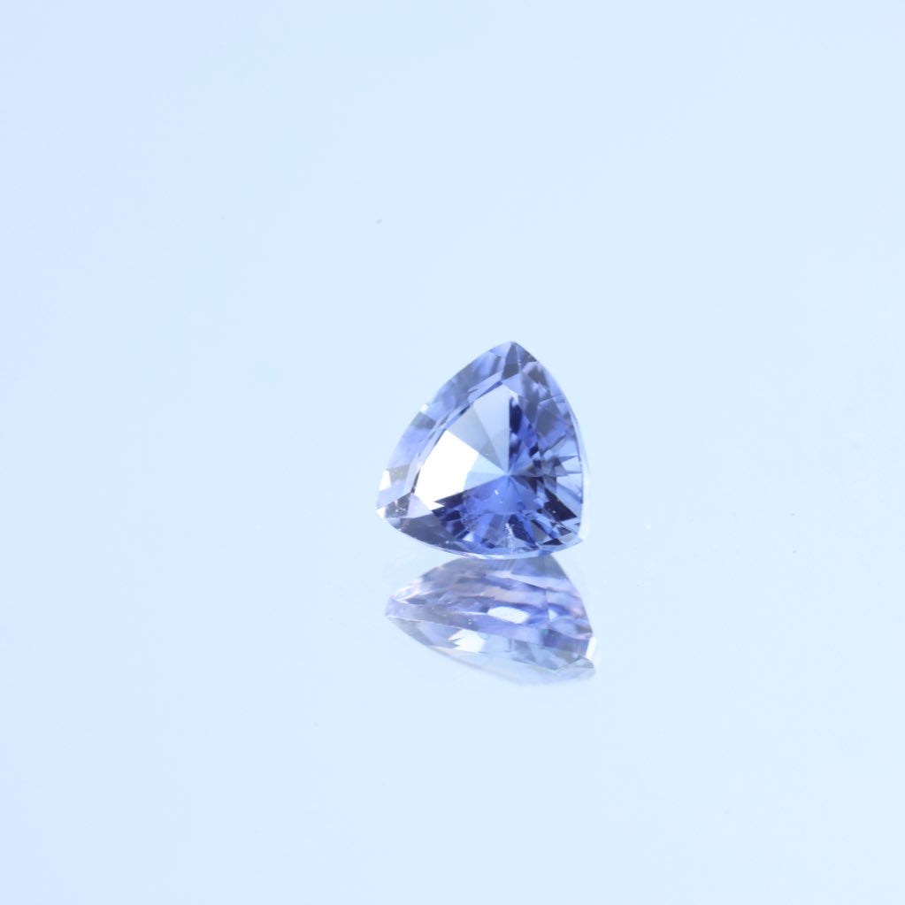 「水すみれ」クリア×ブルーサファイア/ 0.44ct/トリリアント/マダガスカル