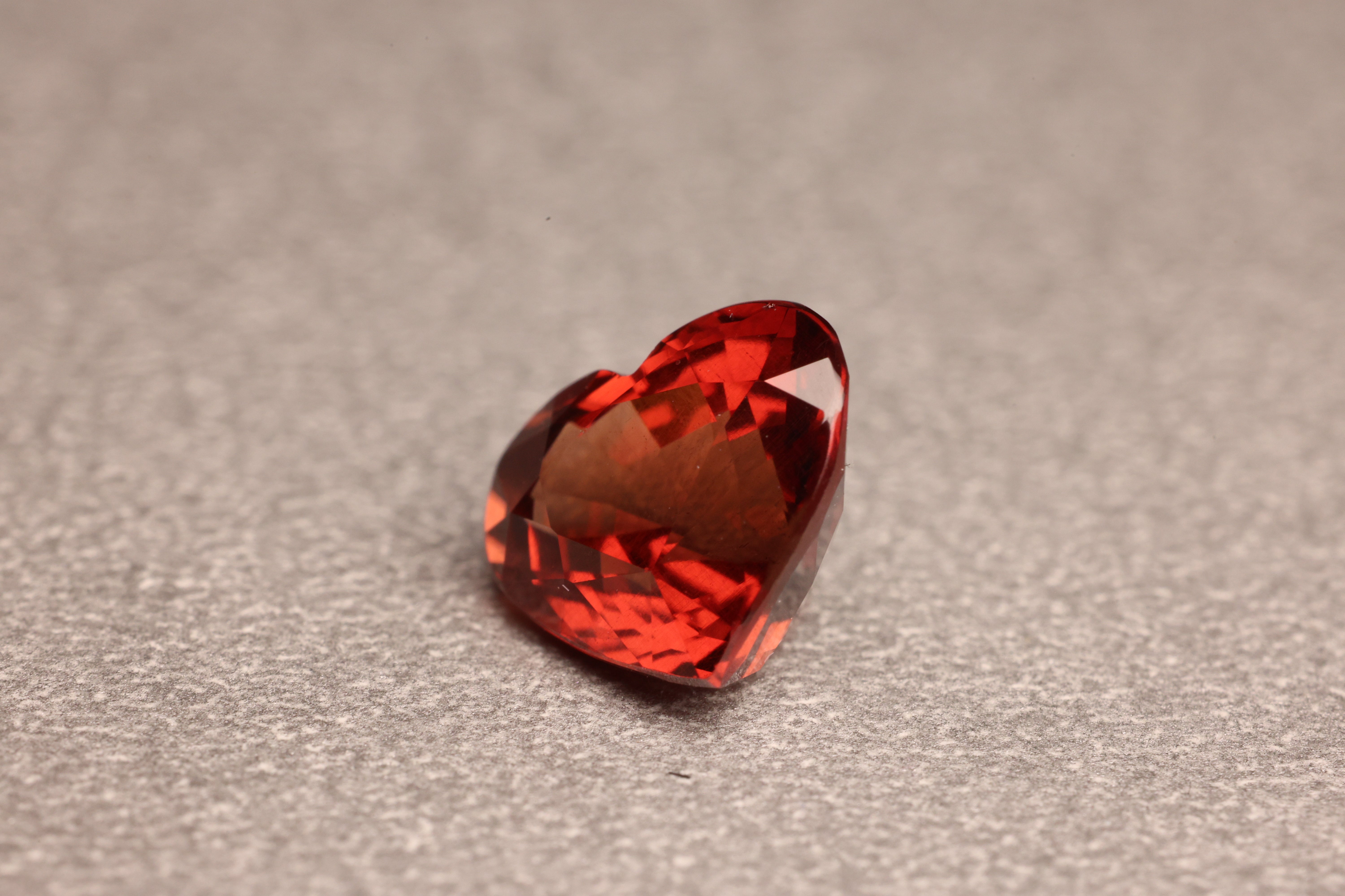 暖炉の炎」マラヤガーネット/2.45ct/ハート/タンザニア産 – llct.