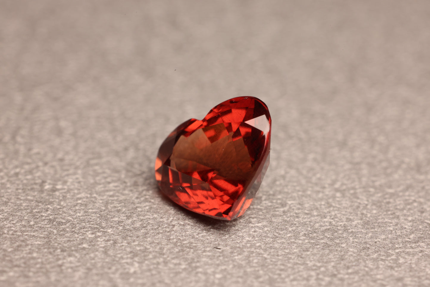 「暖炉の炎」マラヤガーネット/2.45ct/ハート/タンザニア産