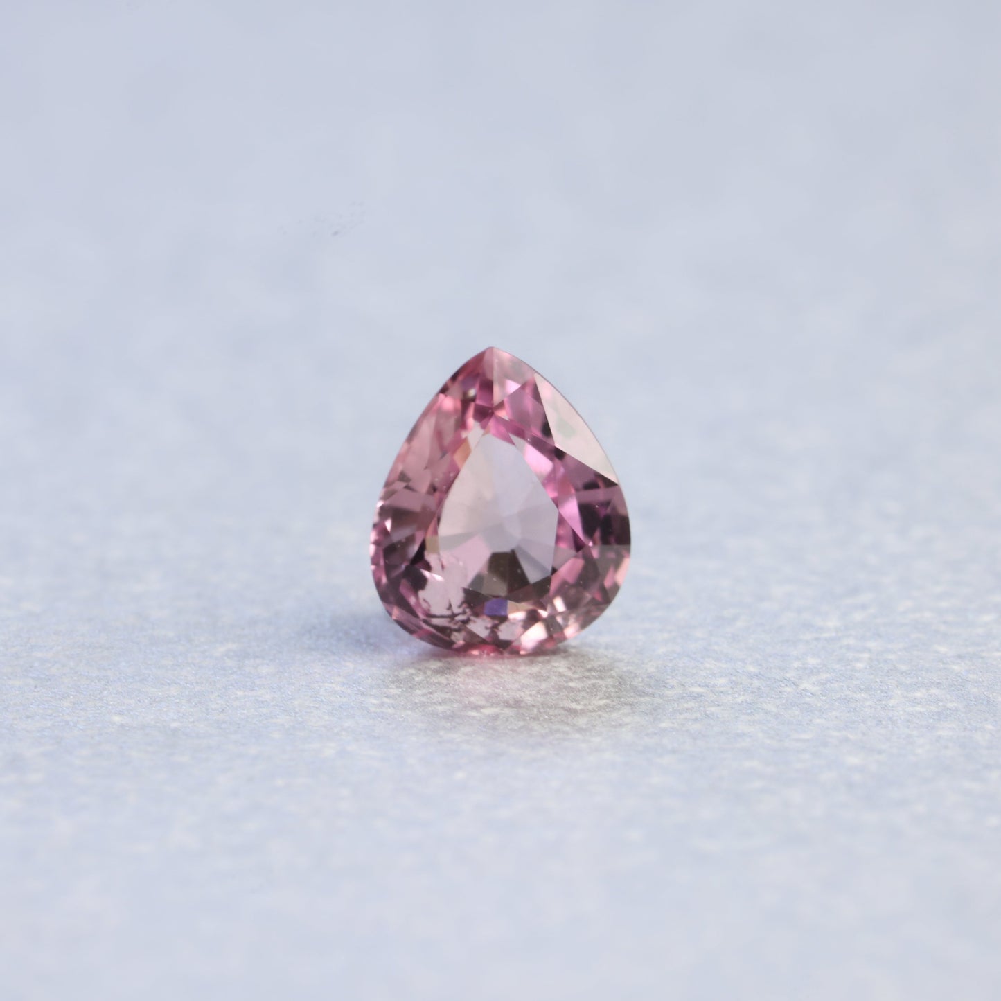 「ひとひら」非加熱ピンクサファイア/ 0.37ct/ペアシェイプ/マダガスカル