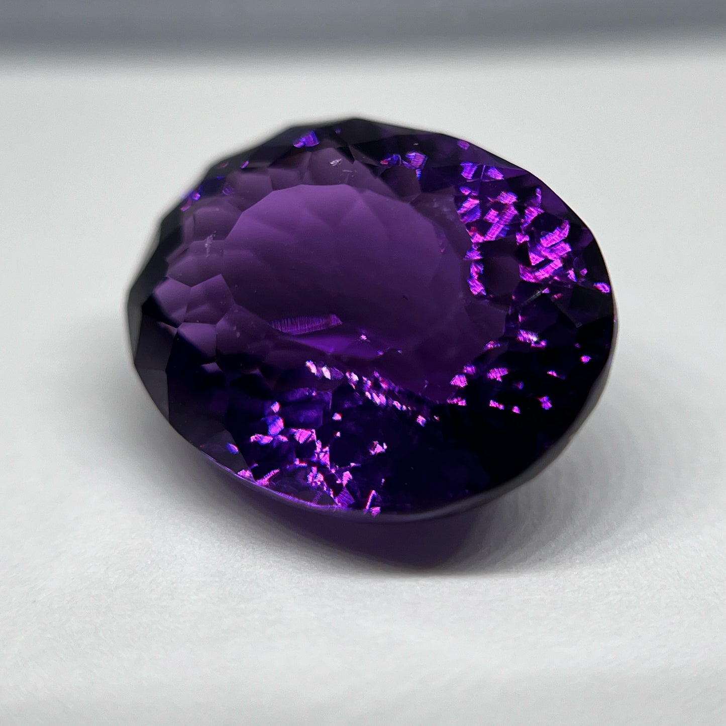 「濃紫の華文様」カラーシフトアメシスト/13.71ct/オーバル/ブラジル