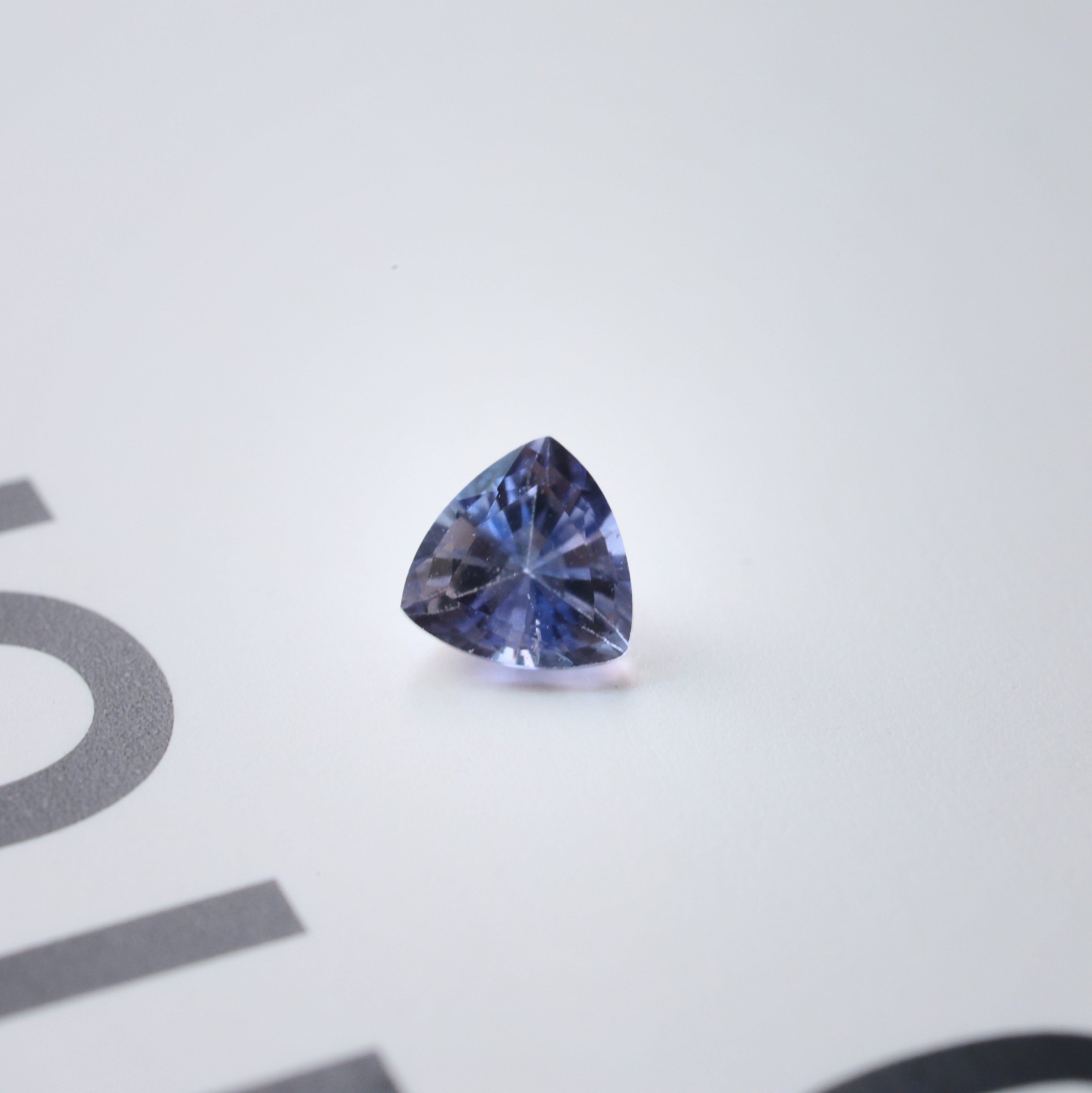 水すみれ」クリア×ブルーサファイア/ 0.44ct/トリリアント