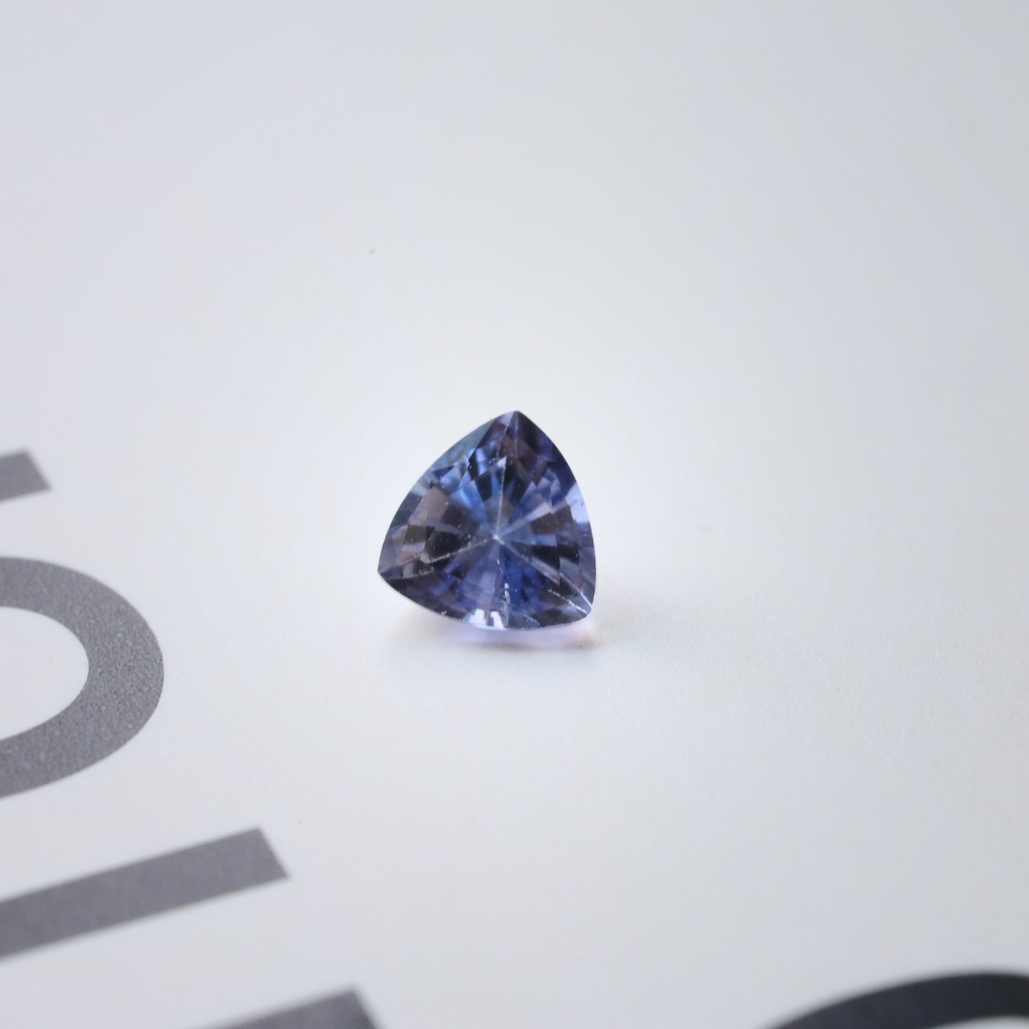 「水すみれ」クリア×ブルーサファイア/ 0.44ct/トリリアント/マダガスカル