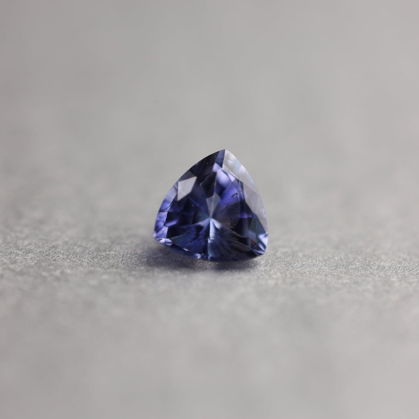 「水すみれ」クリア×ブルーサファイア/ 0.44ct/トリリアント/マダガスカル