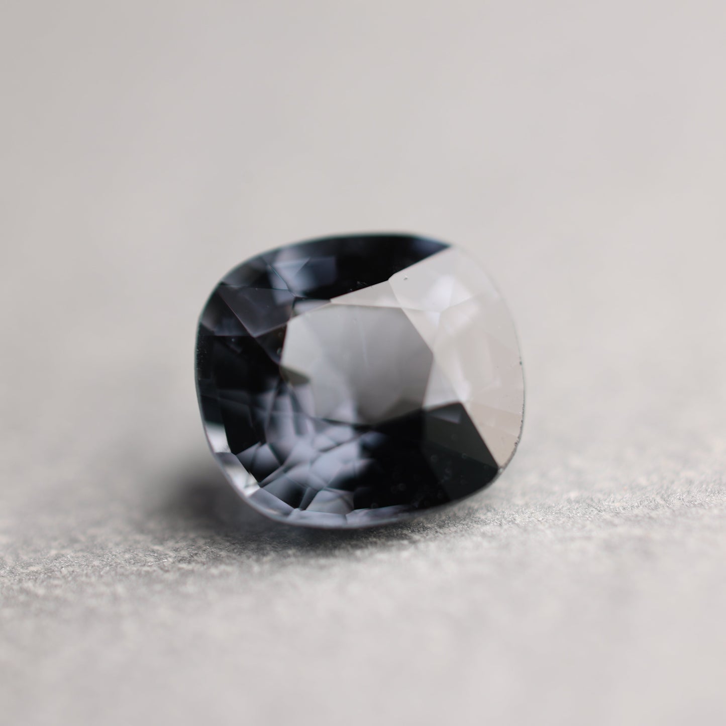 「Ink Gray」プラチナグレースピネル/1.77ct/クッション/ミャンマー