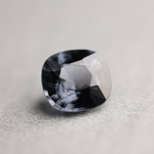 「Ink Gray」プラチナグレースピネル/1.77ct/クッション/ミャンマー