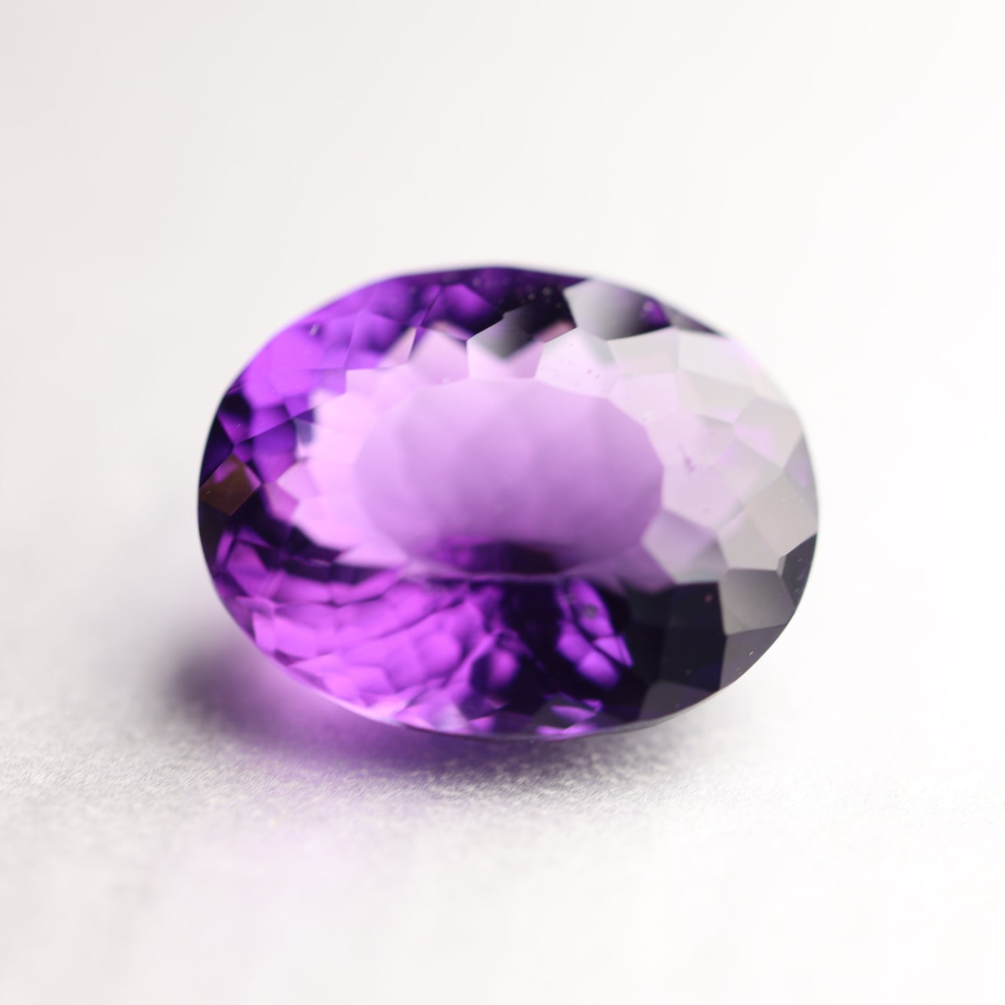 「濃紫の華文様」アメシスト/13.71ct/オーバル/ブラジル